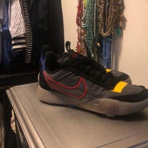 Black Nike waffle racer